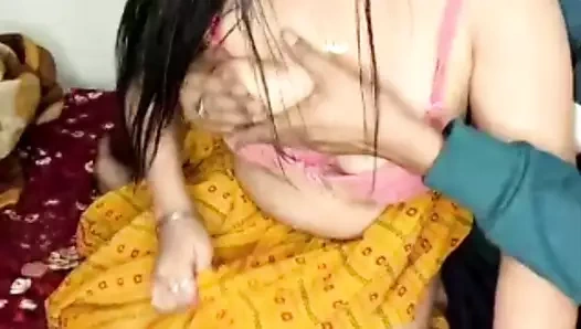 Hintli kız roohi büyük göğüslerini gösteriyor