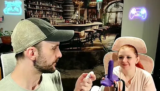 Rewuwa Oturup Vibratöre Biniyor Kutu açılıp Mastürbasyon Yapıyor