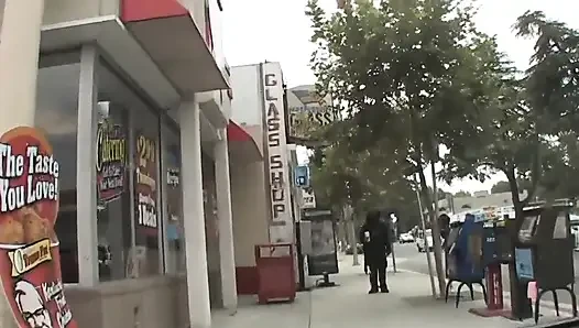 Büyük memeli esmer orta yaşlı seksi kadın iki yarak alıyor ve yüzüne boşalıyor