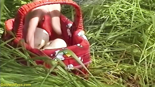 Kıllı sıkı göt açık havada parçalıyor