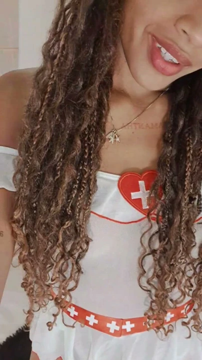 Kıyafeti seç, havayı belirle, senin için çekeceğim. Özel video için bana mesaj at