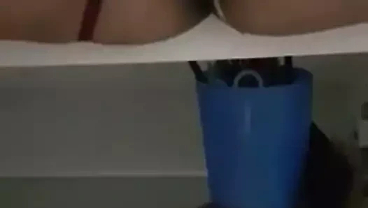 Alvy onu yapay penis sürme