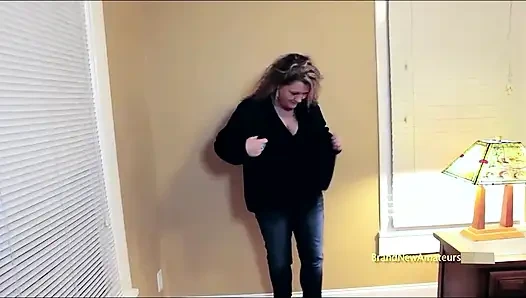 Laura şehvetli sarışın orta yaşlı seksi kadın pis gırtlağına kadar açgözlü yutuyor!