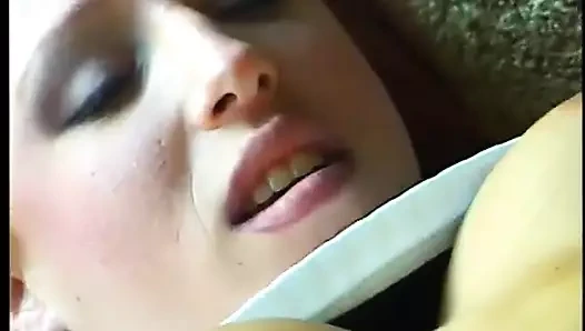 Güzel büyük yarak kovboy kız tarzını seven bu seksi kızıl saçlı sürtüğün amını sikiyor