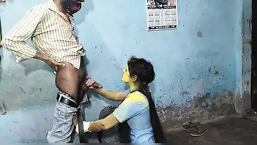 Üniversiteli kız Holi'yi erkek arkadaşıyla kutluyor