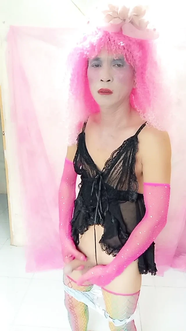 Oanh Le transgender seksi kıyafetler giymiş ve penisini bıçaklıyor