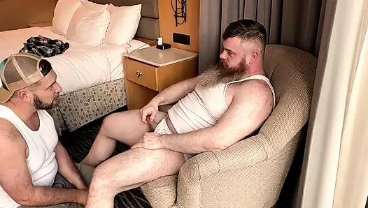 Bir otelde iki domuz ayısı - edepsiz sözlü