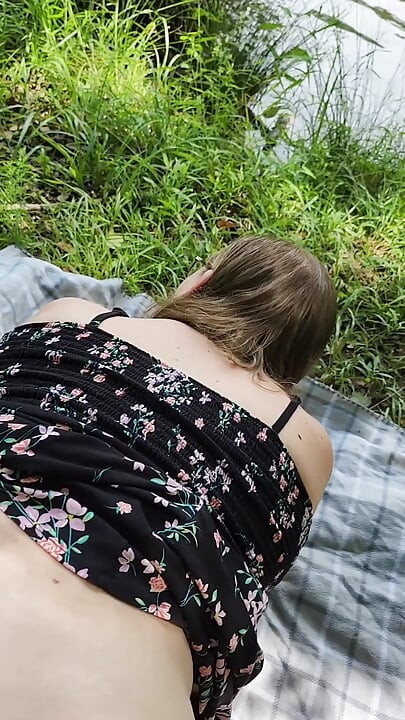 Halka açık doğa iri güzel kadın su kenarında domaltmalı