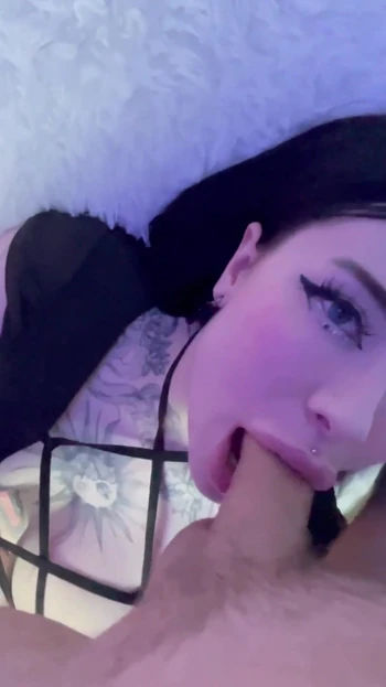 Сногсшибательный момент из "Очень сочную шлюшку жестко трахнули во все дырки и сперма в глотке, сперма в глотке"