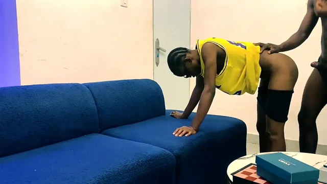 Üvey kız kardeş benim için 18 yaşına girdi sıkı amcığını esnetiyor