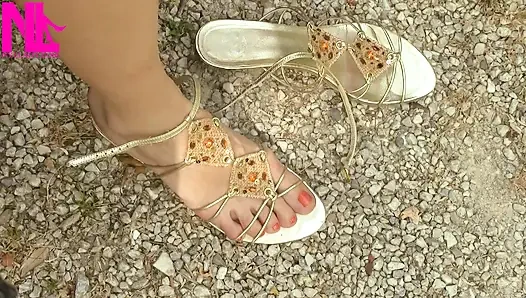 Erkek delisi bacaklarını ve ayaklarını losyonla ıslatıyor ve arabasında masaj yapıyor