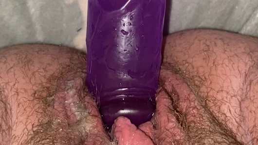 Kıllı amcıklı sürtük 8 inçlik dildoyla kremleniyor ve fışkırtıyor