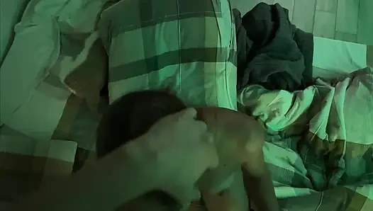 Kız komşusunu sikiyor ve kocasının adını çığlık atıyor