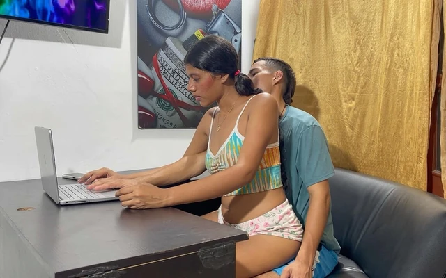 Я заставляю мою застенчивую сводную сестру почувствовать мой огромный член, пока она играет с моим компьютером