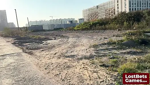 James ve Sofia striptizli elle tokat oyununa katılıyor