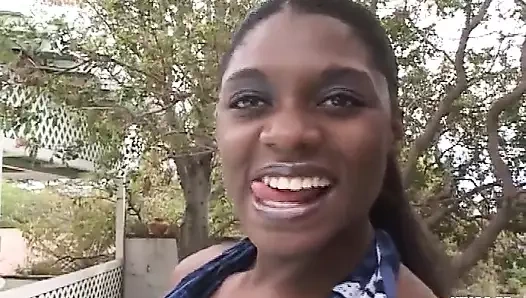 Yaramaz zenci hatun şezlongda büyük yaraklı bir adama amını siktiriyor