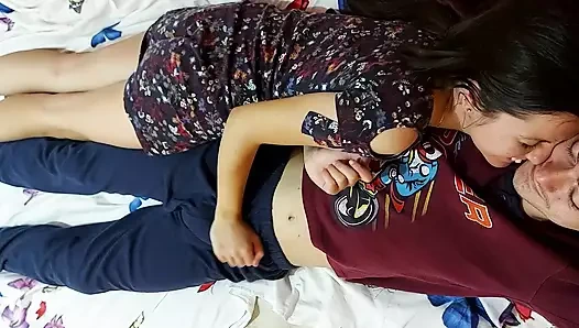 Ateşli üvey kız kardeş yarağıyla oynadıktan sonra yanlışlıkla üvey erkek kardeşini sikiyor