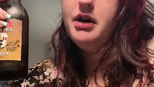 Baştan çıkarıcı iri güzel kadın rootbeer chug ve bella blast tarafından geğirme