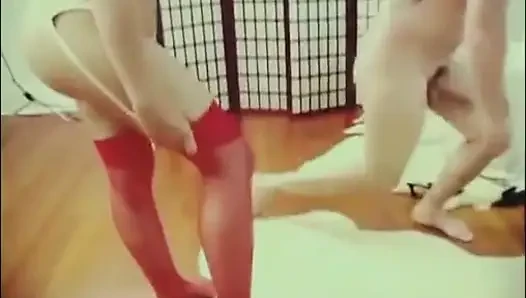 Seksi esmer ayağa boşalıyor