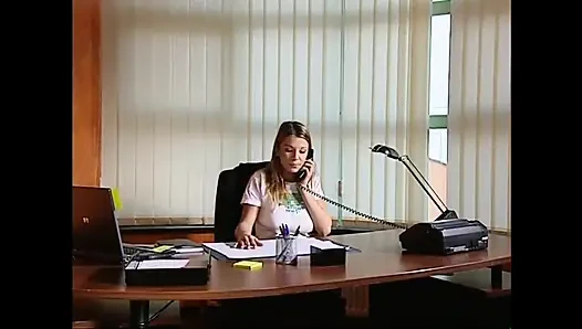 Fantastik büyük memeli şehvetli orta yaşlı seksi kadın götten sikiliyor ve büyük klasik yarakla ağzına boşalıyor