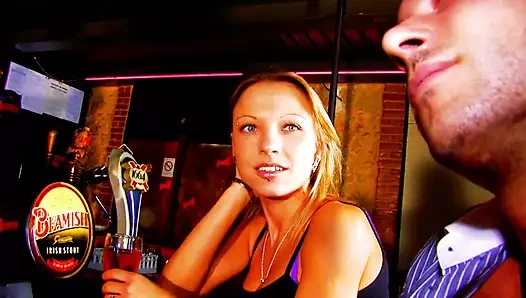 Sıcak bir alman kızıl saçlı striptiz kulübünde yok edilen deliklerini alır