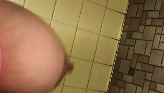 Göğüslerini sallamak