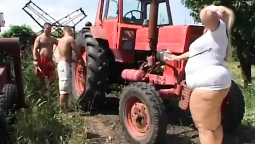 Büyük şişman sarışın amcık çiftlikte üçlü seks yapıyor