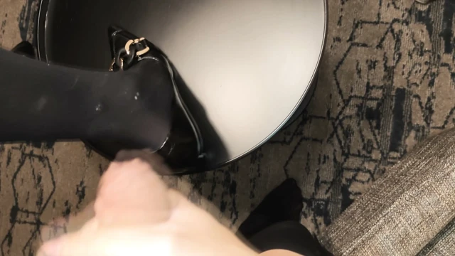Otel odasında travesti çoraplarına ve topuklu ayakkabılarına boşalıyor