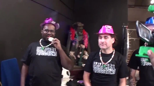 Cythera, Jennifer White, Nikki Sexxx ve Casey Stone fışkırtıyor ve görünürdeki herkesi sikiyor!