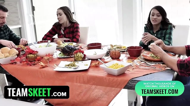 Лучшие порнозвезды обслуживают их тугие киски на День благодарения