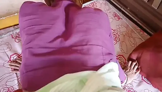 Hintli kız erkek arkadaşını sikiyor