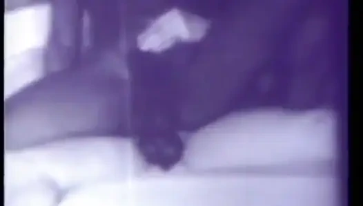 Azgın siyah beyaz orta yaşlı seksi kadın ve takma yarak dildo ile klasik üçlü grup seks (ses yok ama müzik)