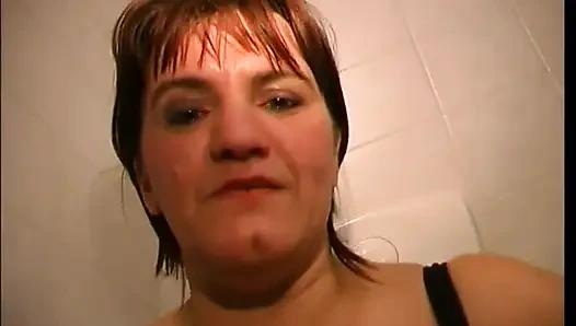 Kızıl saçlı orta yaşlı seksi kadın yarak emiyor