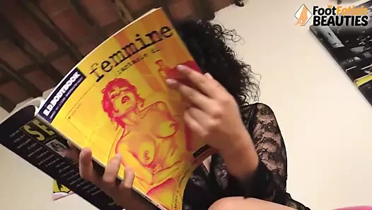 Çıplak ayaklı kızlar bale dairelerinde mükemmel ayakkabı oyunları ve alay