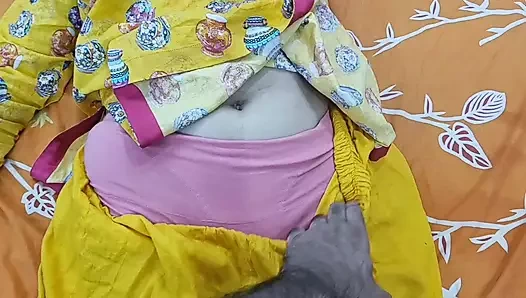 Hintli yaşlı üvey erkek kardeş düğünden önce kendi üvey kız kardeşine seks öğretiyor