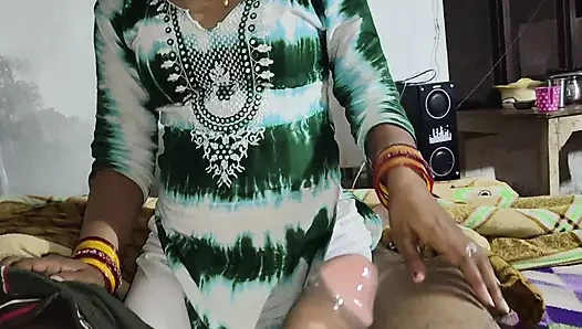 Ateşli Hintli ev hanımı ağzına boşalarak ıslak bir sakso çekiyor