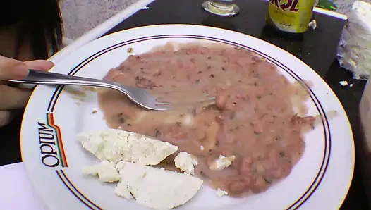 Lezbiyen beyaz bacaklı fetiş ve leggins'e işiyor