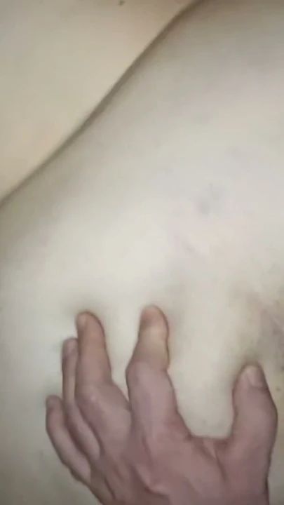 Büyük yuvarlak götlü orta yaşlı seksi kadın ters biniyor ve kovboy kız sonra domalarak dölleniyor | Klip 3