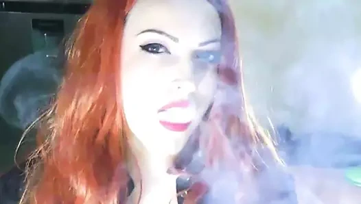 Seksi tanrıça alexxya sigara onu pipo