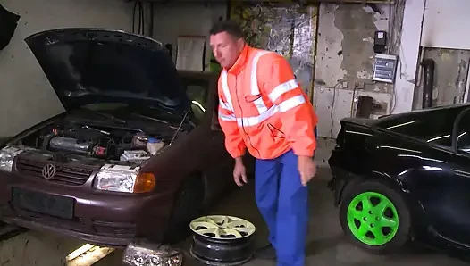 Büyük memeli sarışın arabada beyaz araba tamircisini sikiyor... ağzına boşalma