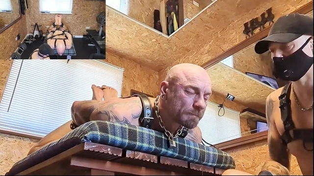 Нижняя трахается в глотку и давится