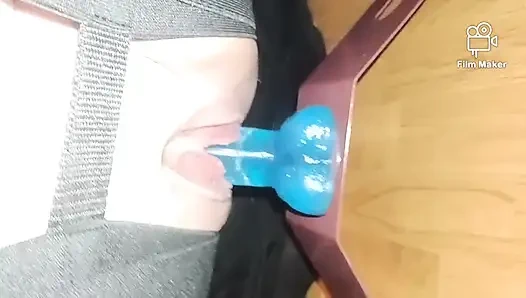 Büyük dildomun üzerinde zıplıyorum