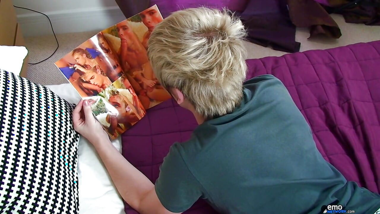 Emo twink jaymie deliğinde büyük bir dildo seviyor