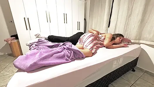 Üvey babam geceleri küçük amcığıma boşalmak için beni ziyaret etti.