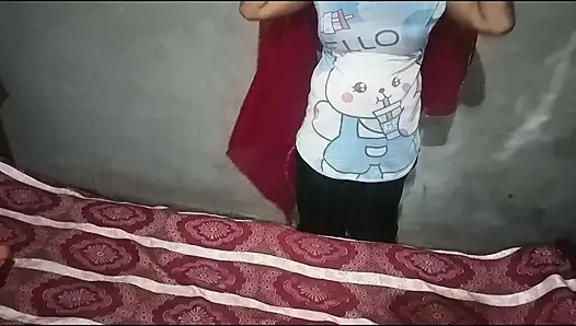 Genç Hintli Desi Köylü Üvey Kız Kardeş Net Hintçe Ses Kaydında Üvey Erkek Kardeşiyle Sert Sakso Çekmeye Çalışıyor