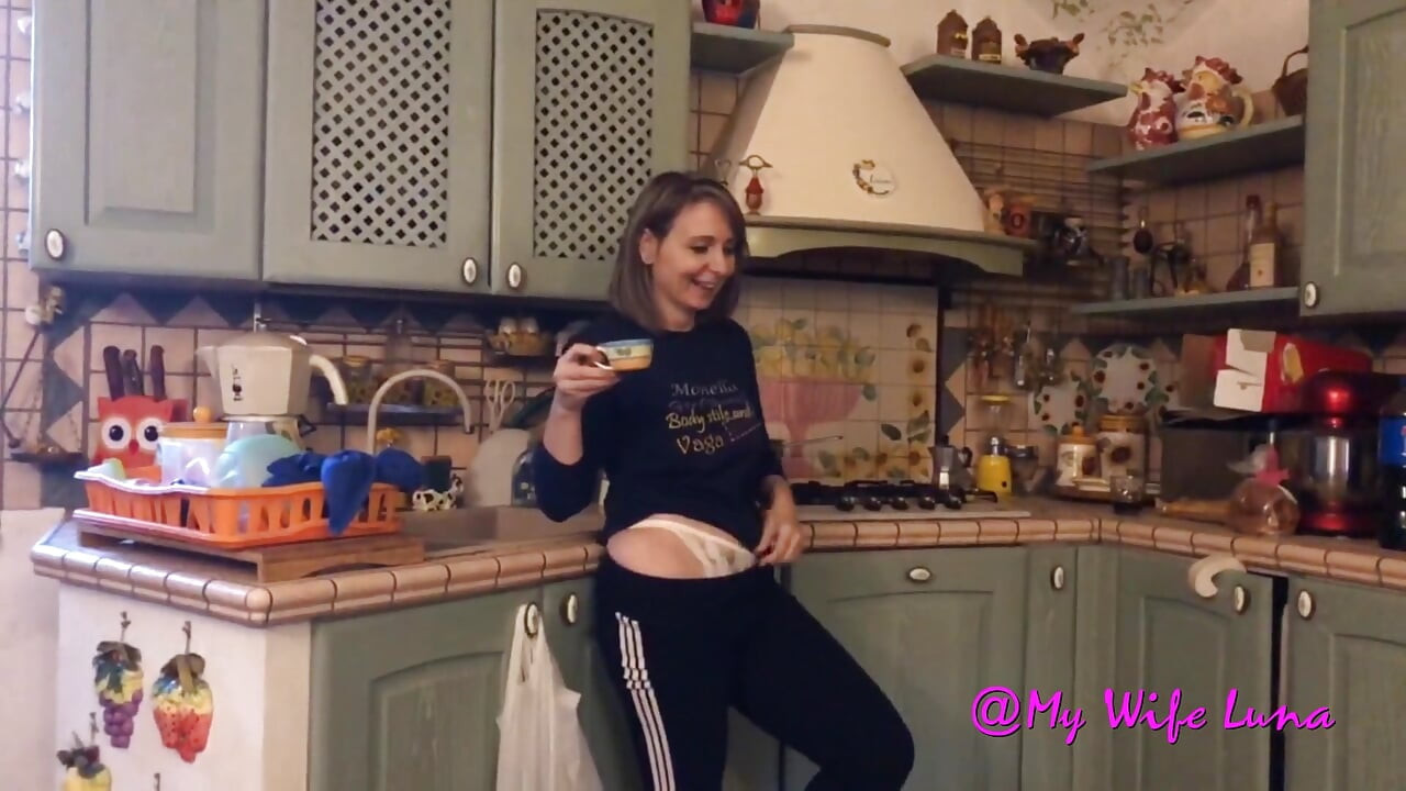 Evli kadın dışarı çıkmaya hazırlanırken sikiliyor ve sikiliyor