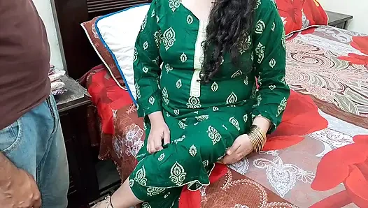 Hintli baldız seksi vücudunu göstererek bedava kıyafet alıyor