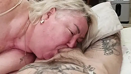 Üvey anne ayaklarının üzerinde hafif ve ağzına boşalana kadar sikimi emiyor