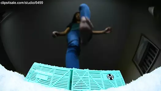 Seksi dev esmer çıplak ayak ezici oyuncak - dev fetiş