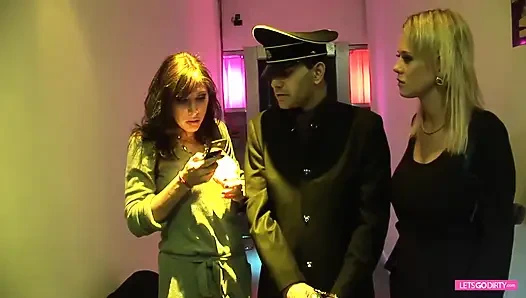 Tevreden door een officier